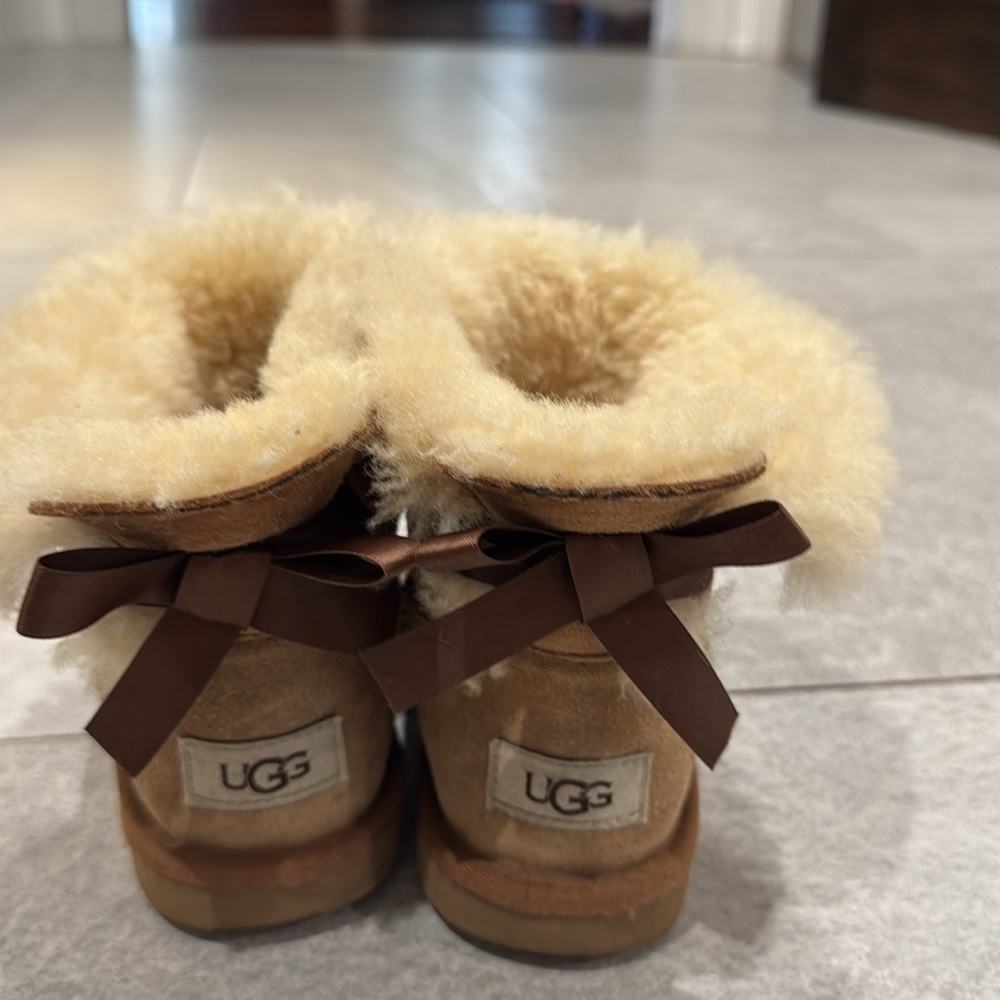 Ugg - Picture 3 of 3